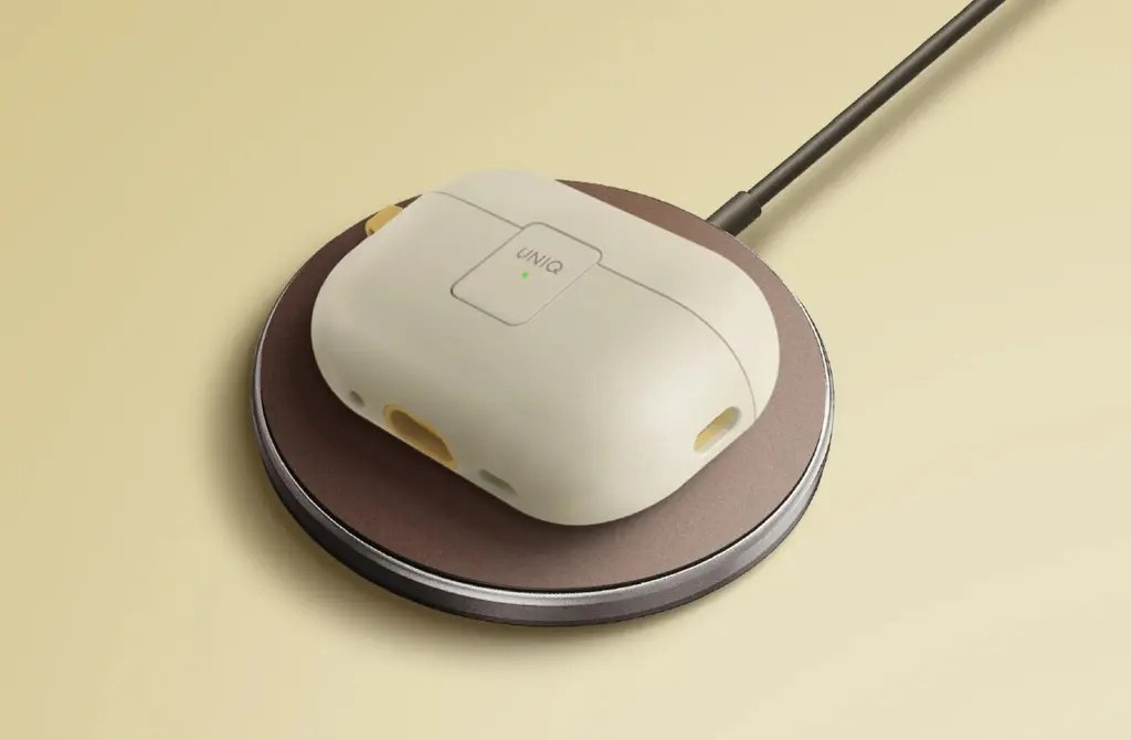 imgi_26_Clyde_AirPods_Pro_2-Web_Deck__03_100Dpi_9e78842c-f53a-49a7-b424-be05c845783a.webp