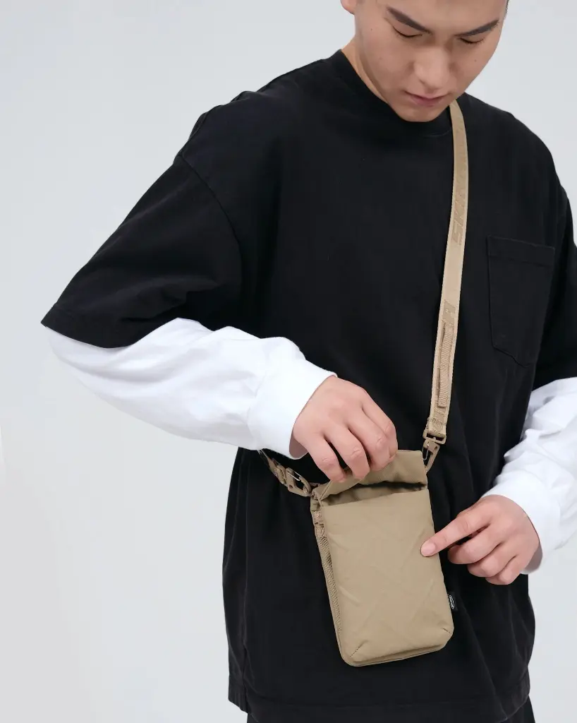 imgi_196_SK_Juno_Pouch_Modelled_02_8b6feae9-d5a0-403c-a44c-e798097d1675.webp